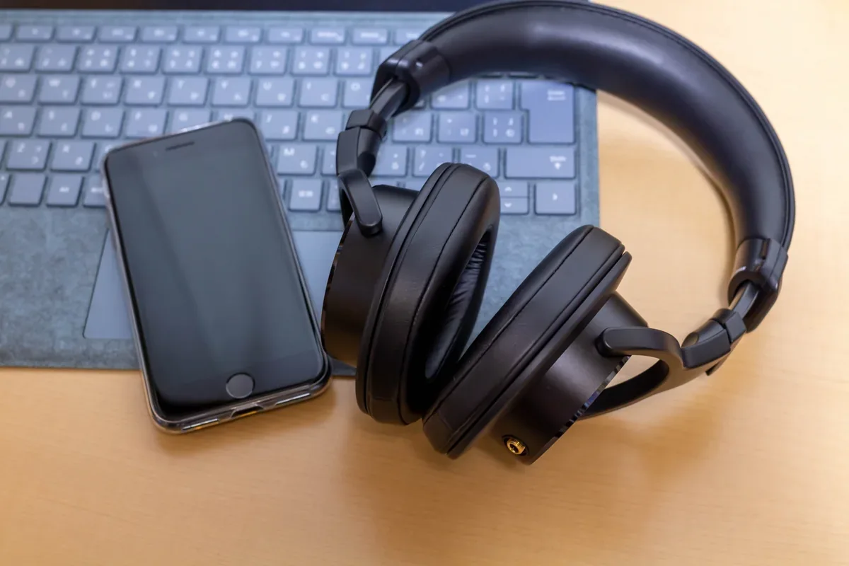 ノートパソコンとスマートフォンとヘッドホン