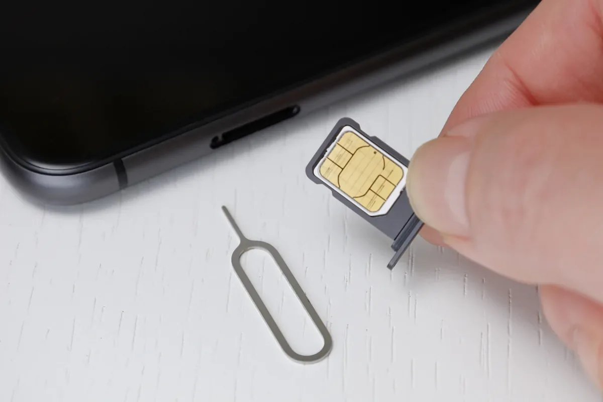 SIMカードをスマートフォンへセットする手元